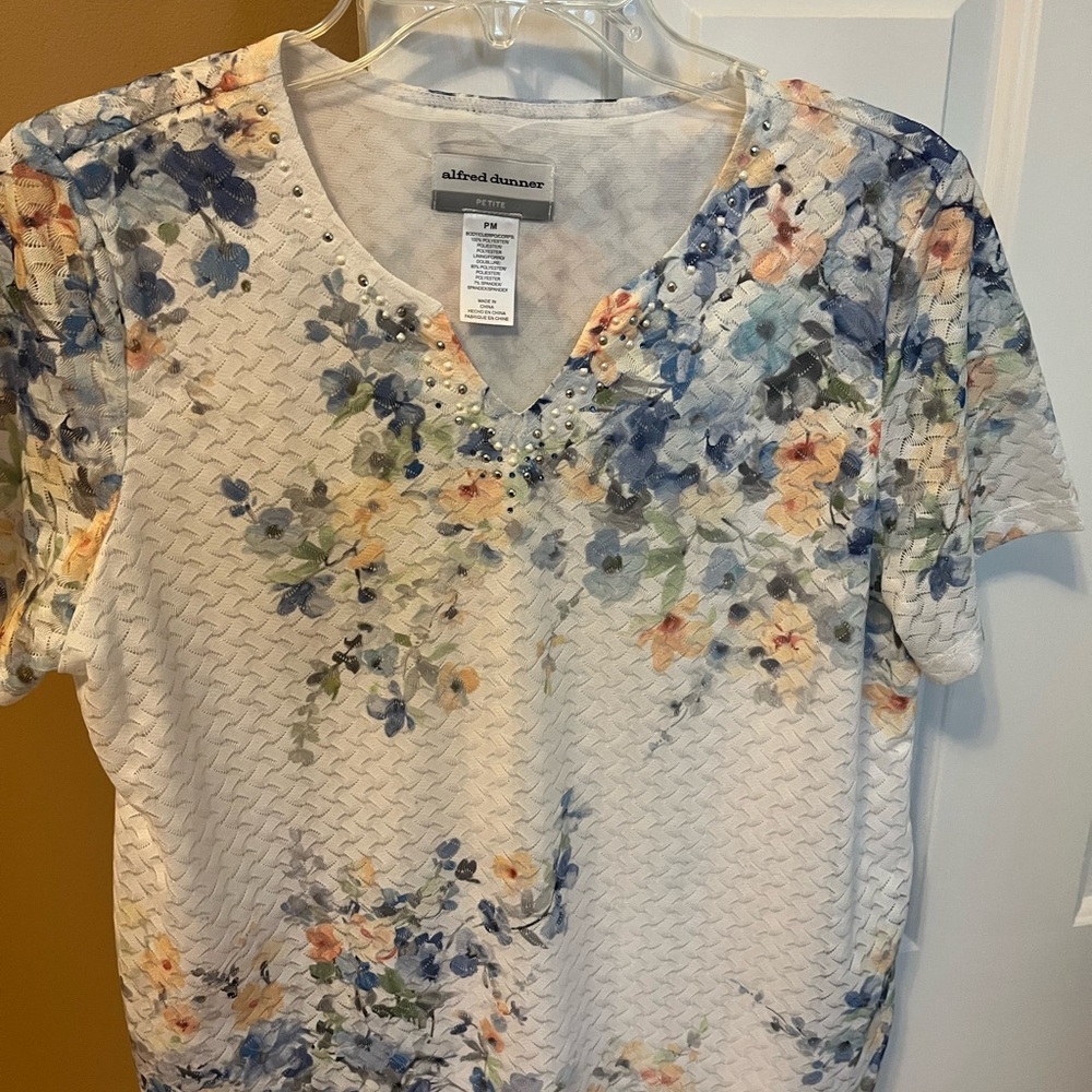 Women’s blue floral short sleeve top